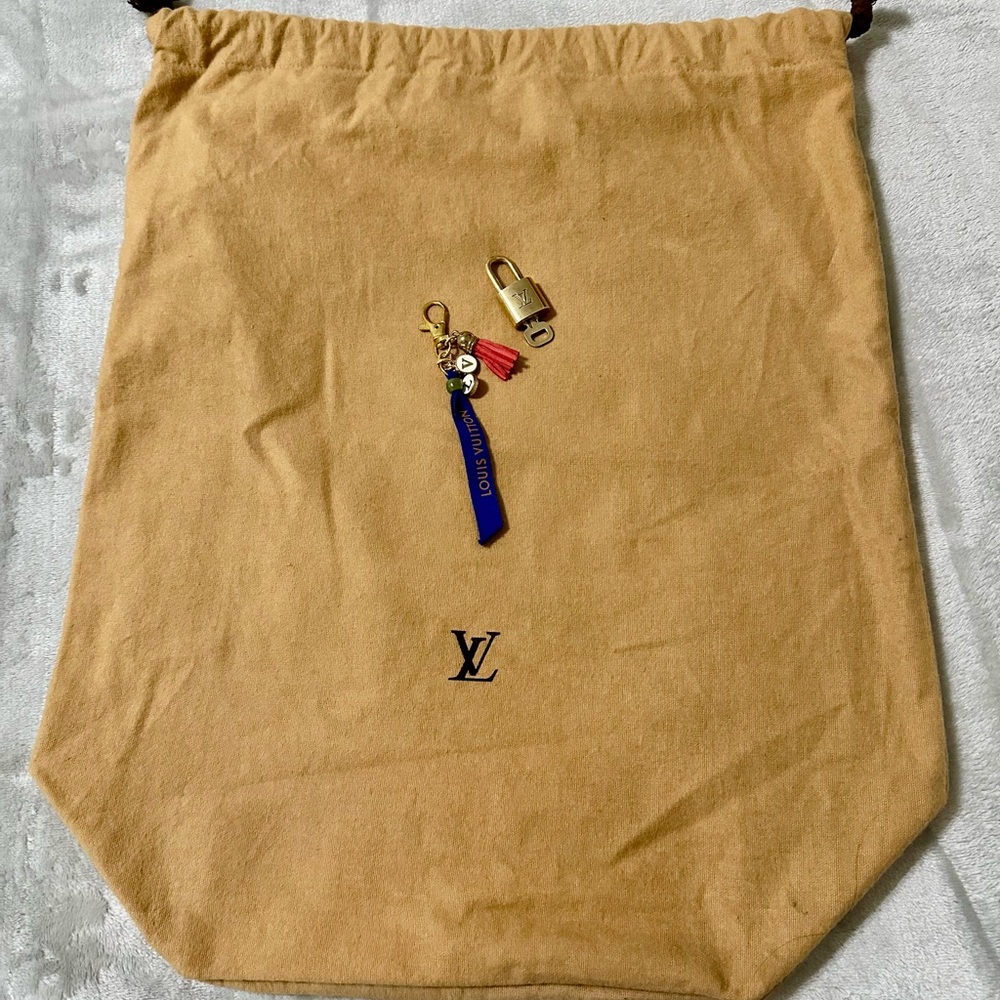 BUNDLE 3 !!!Authentic Louis Vuitton dust bag, lock & key with free item
